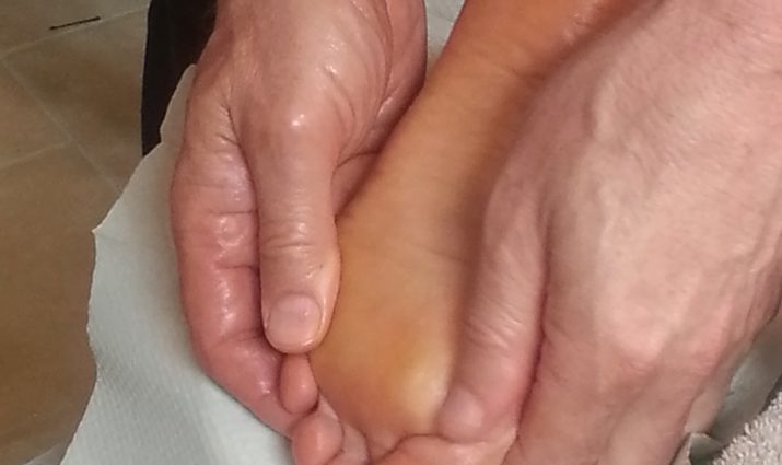 examining toes, pre-podiatry