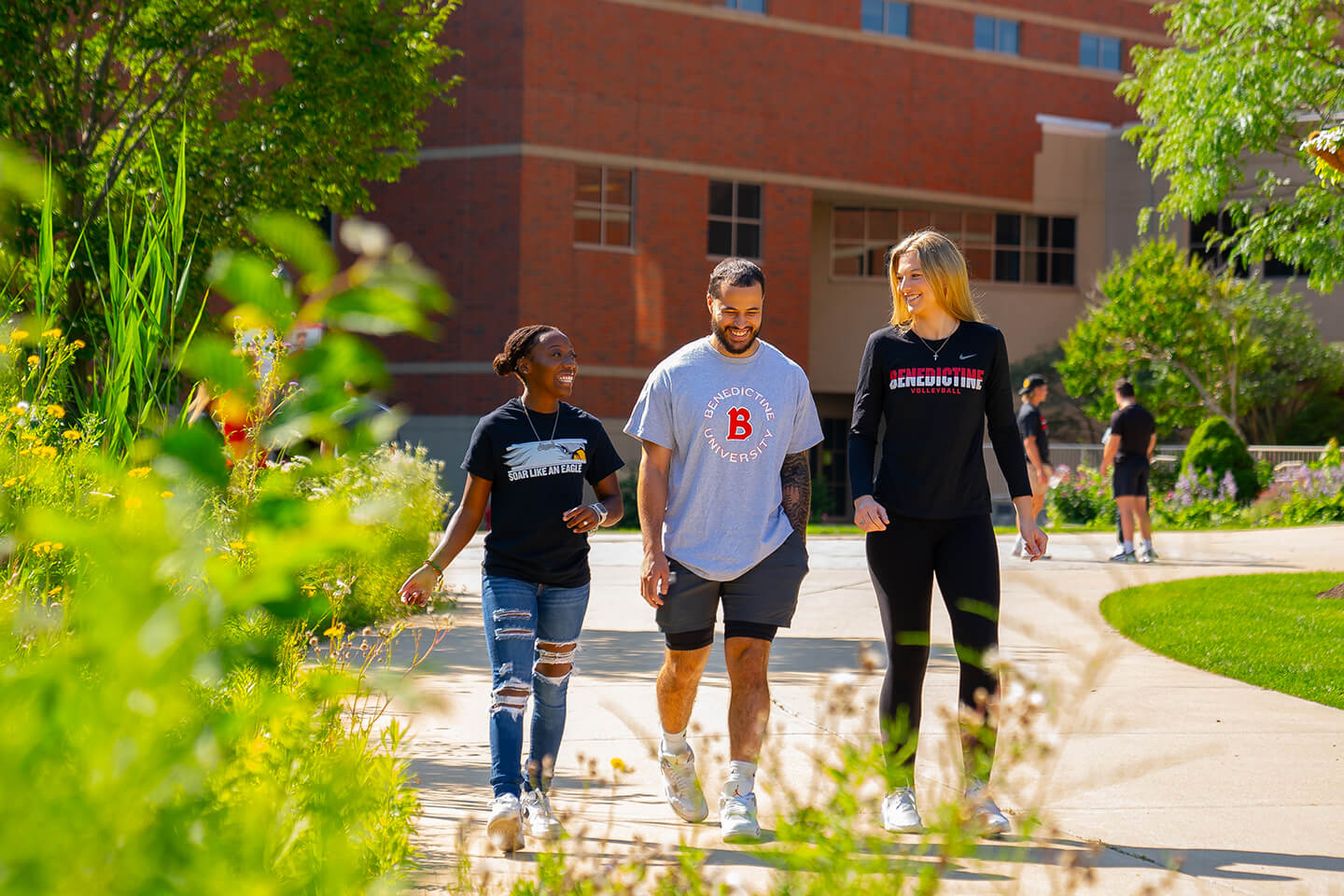 BenU students walking on Lisle quad